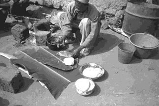 cd1709-26-f213-89a_.jpg The ritual meal is put out on banana leaves