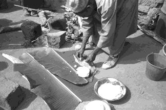 cd1709-28-f213-91a.jpg The ritual meal is put out on banana leaves