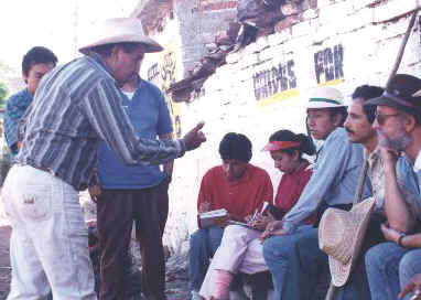 Luis H explains to students 2.jpg (41267 bytes)