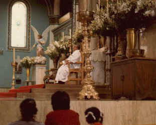 Priest in service San Juan Nuevo.jpg (33021 bytes)