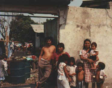 Guerrero cane cutter family outside galeria.jpg (31122 bytes)