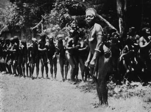 Ya-Nsolaa leads a dance